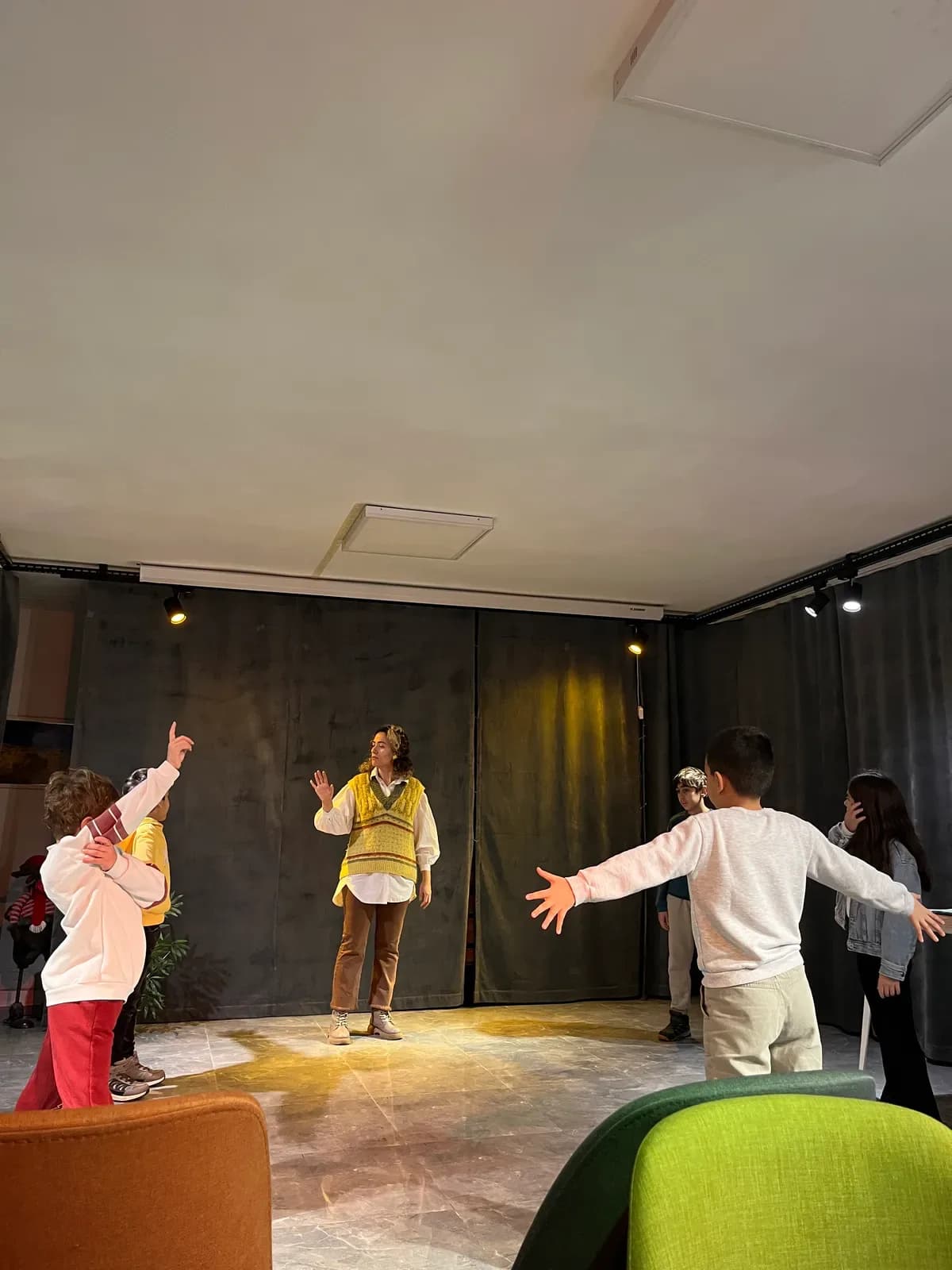 İngilizce Drama Atölyesi — stage and workshop moment 2