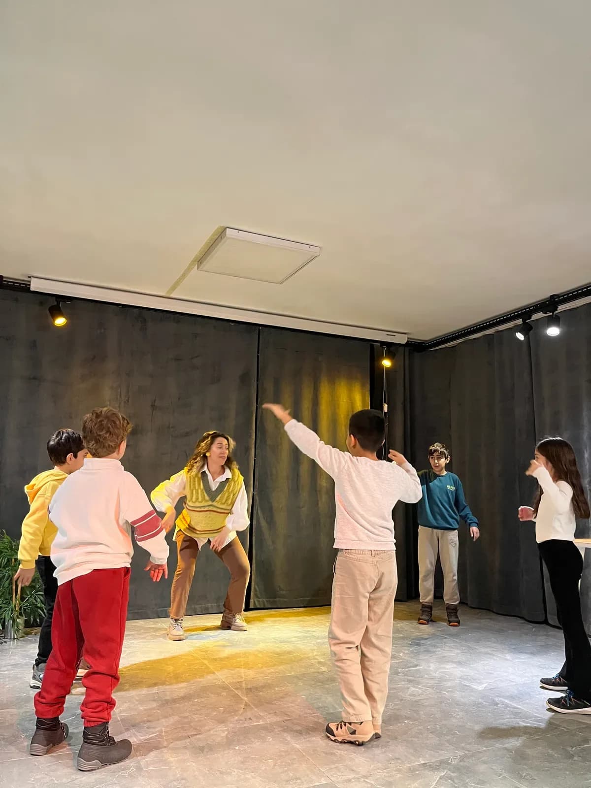 İngilizce Drama Atölyesi — stage and workshop moment 3