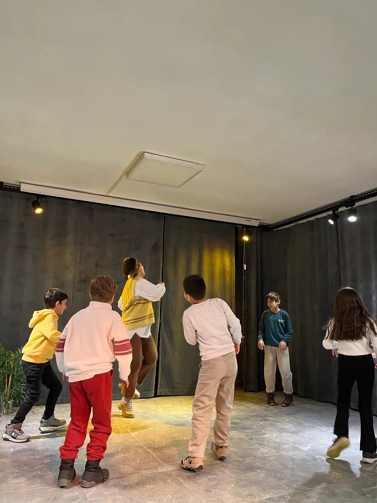 İngilizce Drama Atölyesi — stage and workshop moment 4